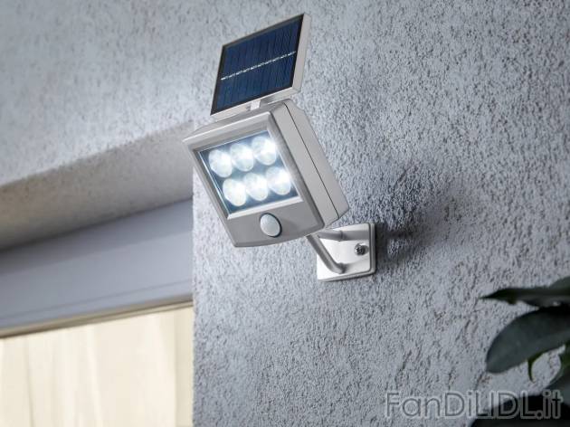 Faro LED ad energia solare con sensore , prezzo 9,99 EUR 
Faro LED ad energia solare ...