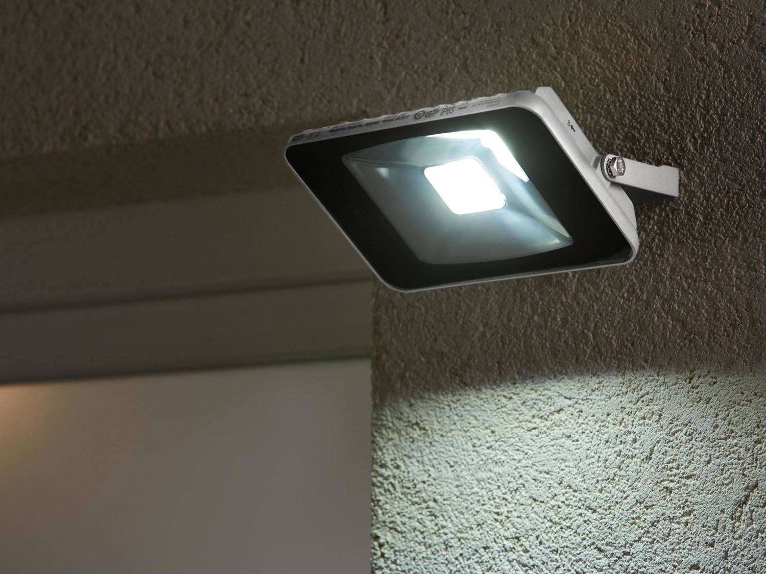 Faro LED da esterni con sensore di movimento Livarno Lux, prezzo 19.99 &#8364; ...
