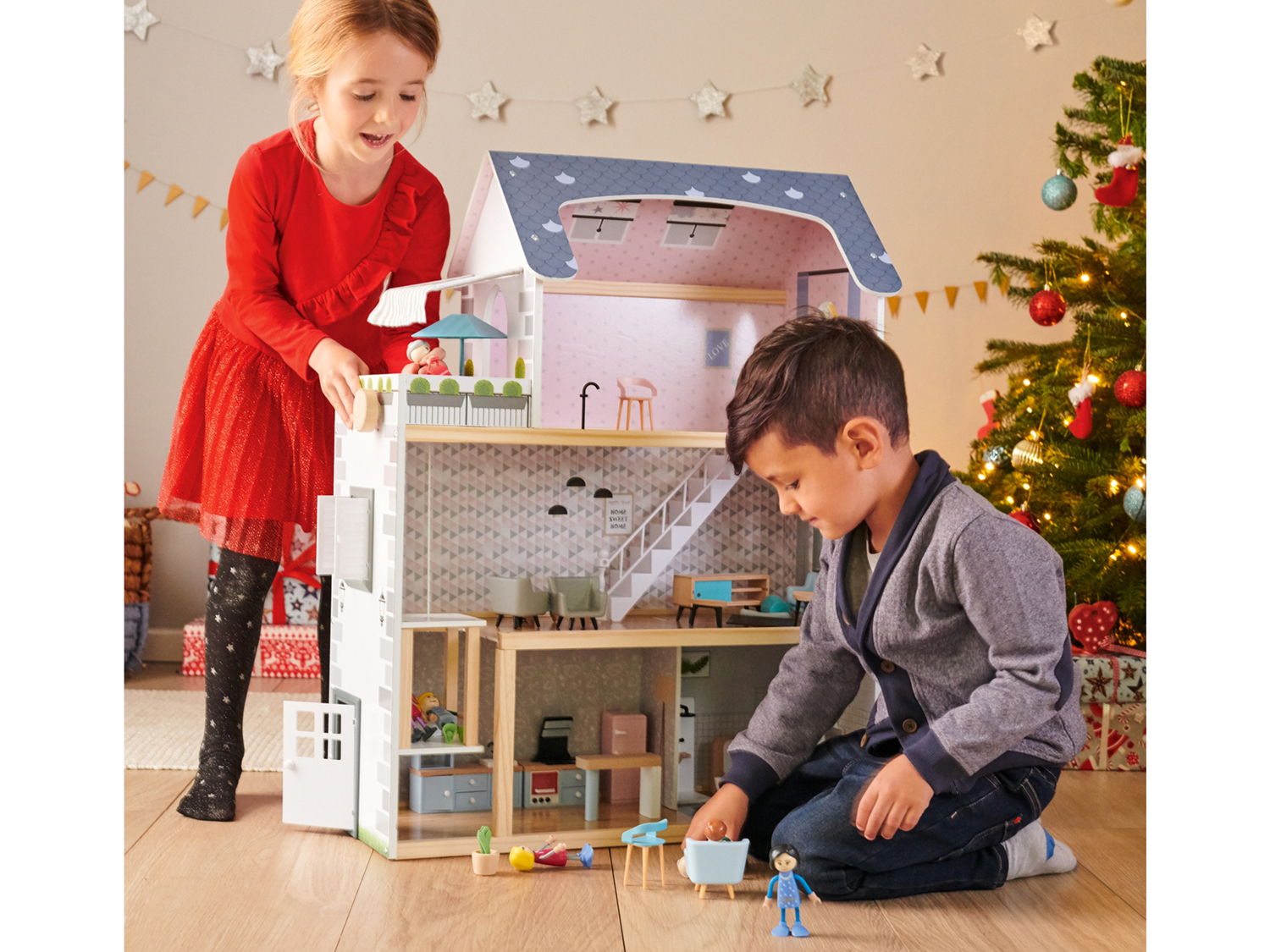 AK Sport Casa Delle Bambole In Legno 4109 Con Set Mobili 17 Pezzi E Terrazza, Regalo Per Bambine