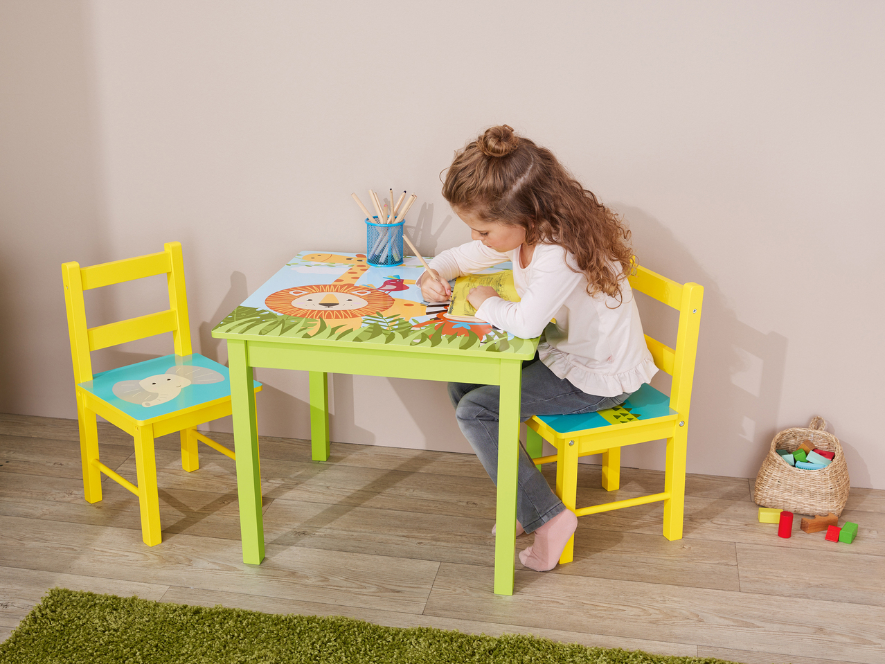 Tavolo per bambini con 2 sedie , prezzo 59 EUR 
Tavolo per bambini con 2 sedie 
- ...