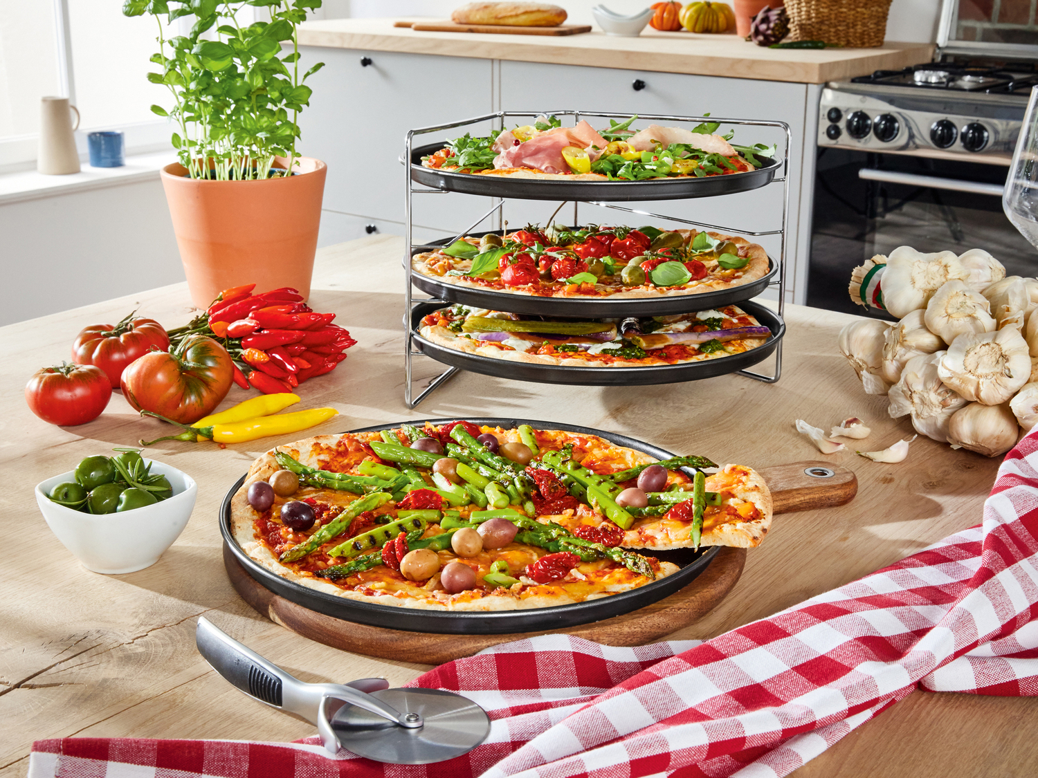Set teglie per pizza con supporto Zenker, prezzo 9.99 &#8364; 
5 pezzi 
- Rivestimento ...