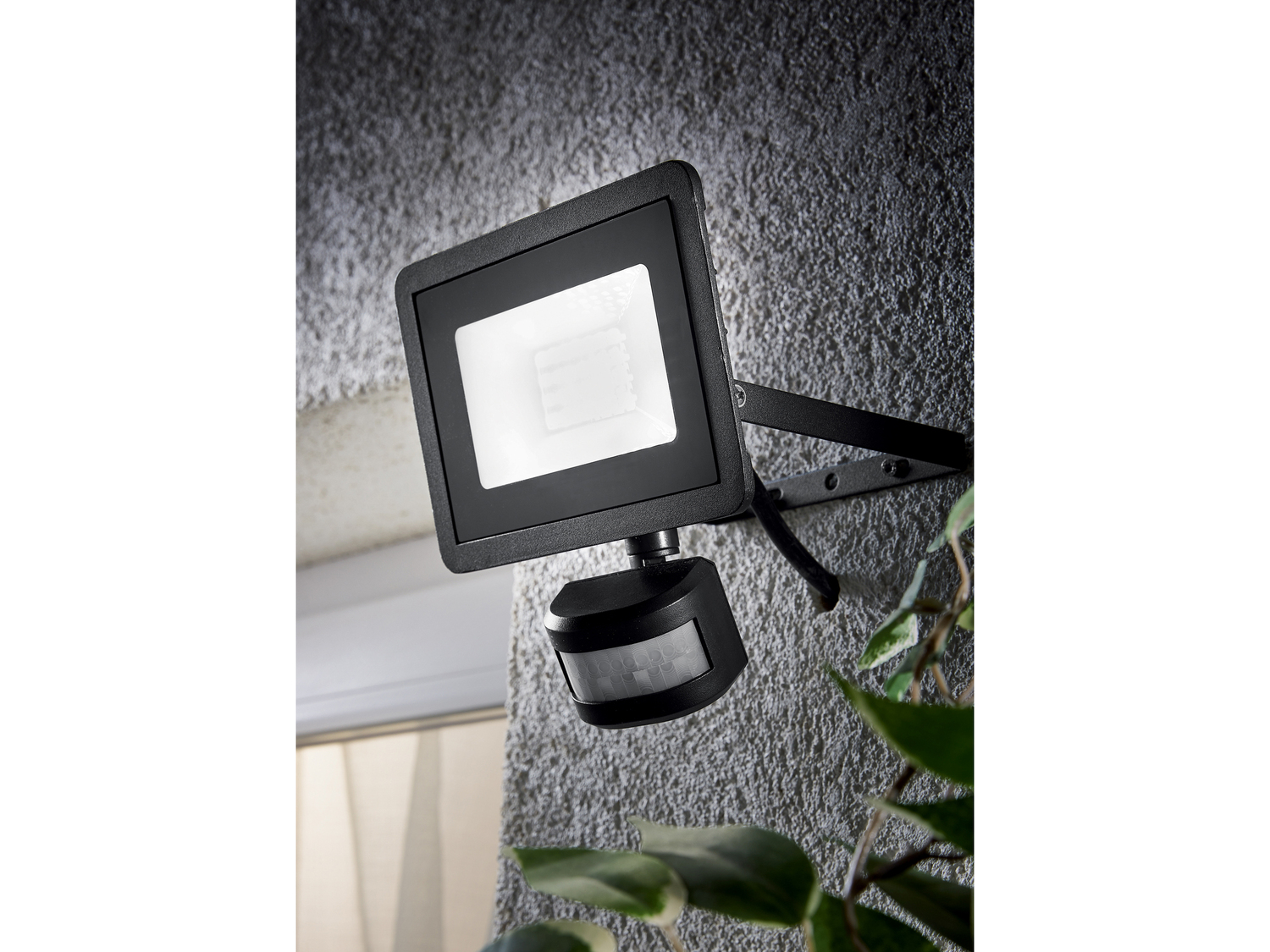 Faro LED da esterni Livarno Lux, prezzo 14.99 &#8364; 
- Con sensore crepuscolare ...