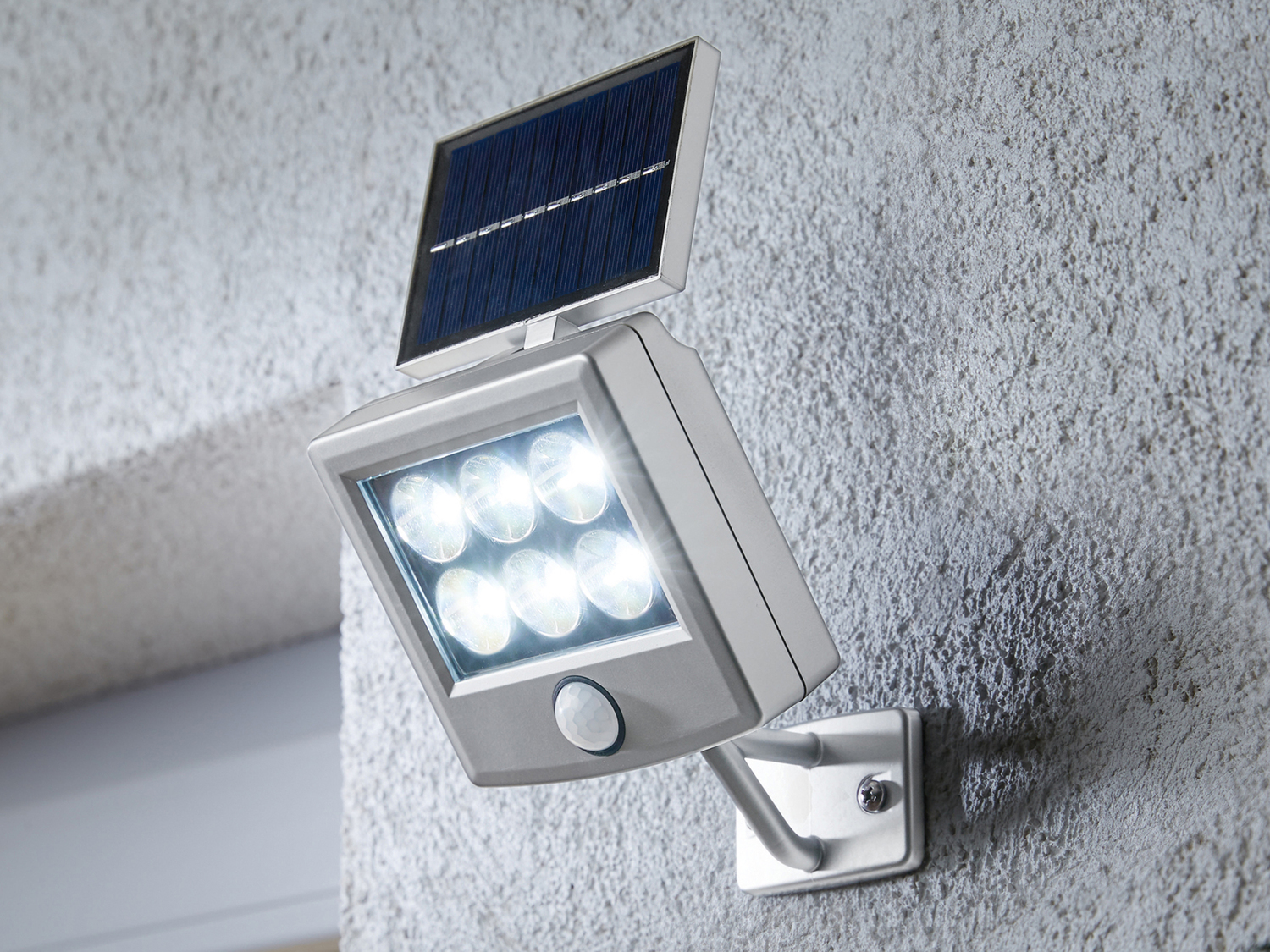 Faro LED ad energia solare con sensore di movimento Livarno, prezzo 9.99 &#8364; ...