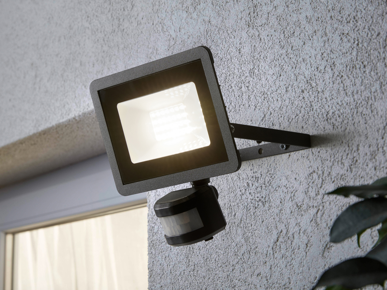 Faro LED da esterni Livarno, prezzo 14.99 &#8364; 
- Sensore di movimento con ...
