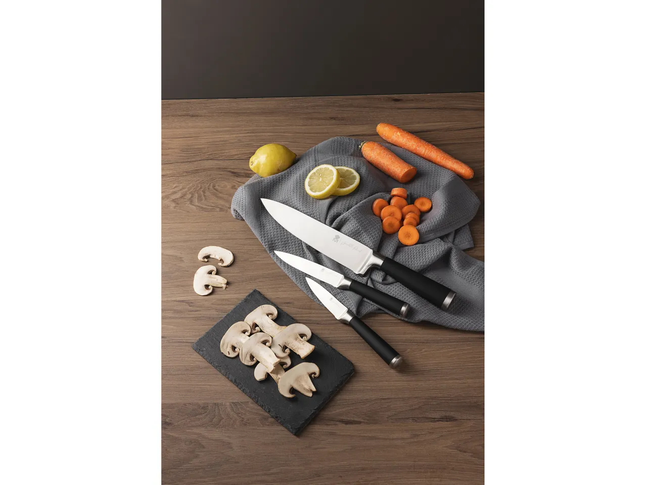 Set coltelli , prezzo 19.99 EUR 
Set coltelli 3 pezzi 
- Coltello chef, coltello ...