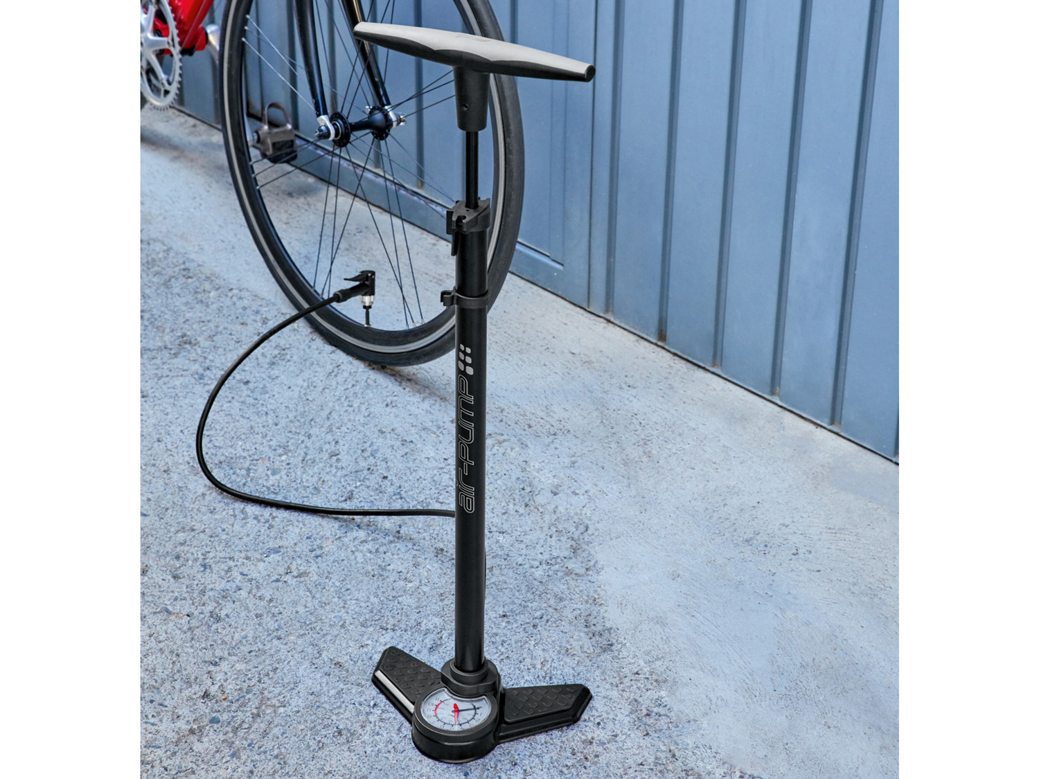Pompa per bici con manometro Crivit, prezzo 7.99 &#8364; 
- Testa della pompa ...