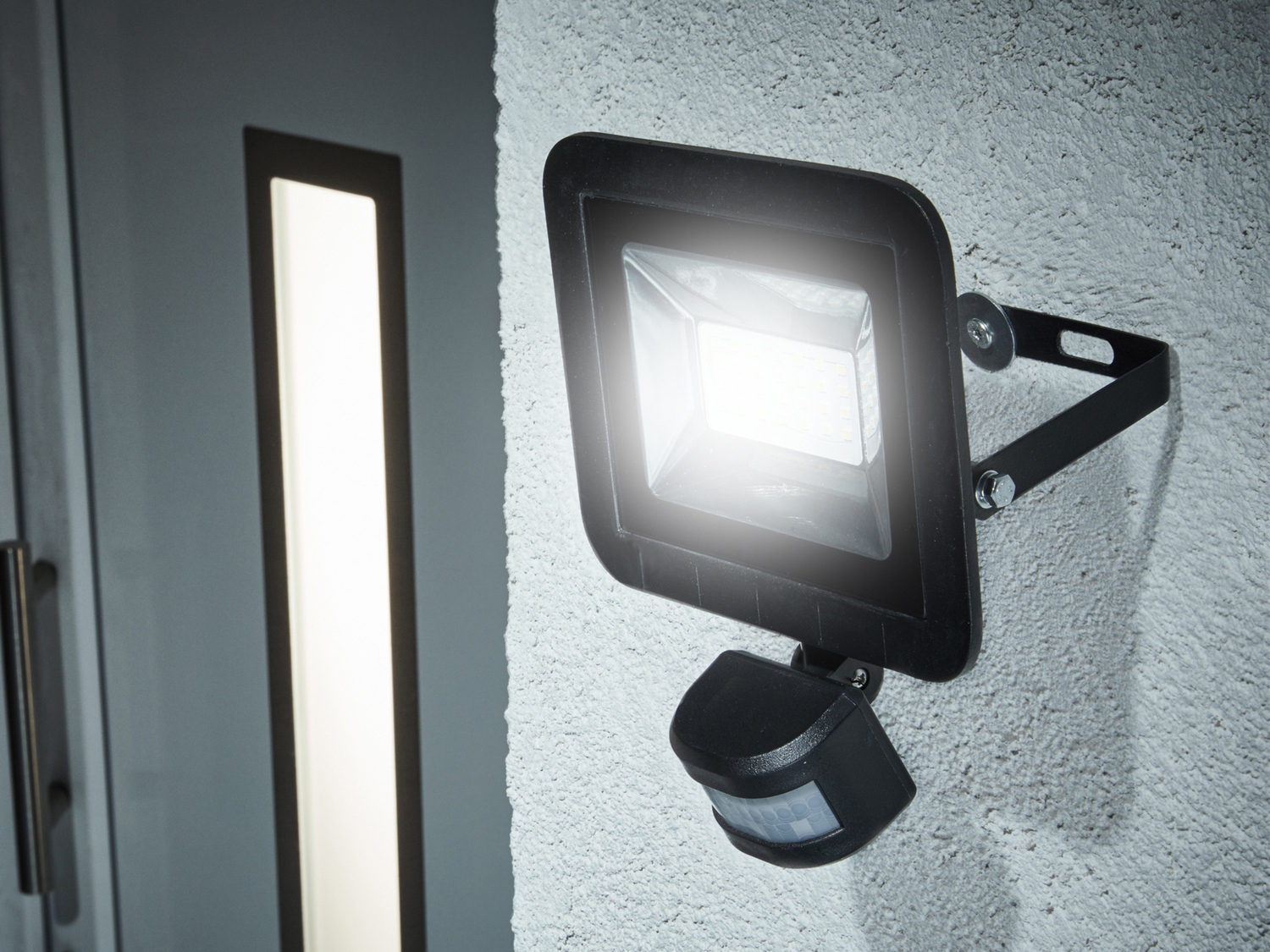 Faro LED da esterni Livarno Lux, prezzo 14.99 € 
- Sensore crepuscolare regolabile ...