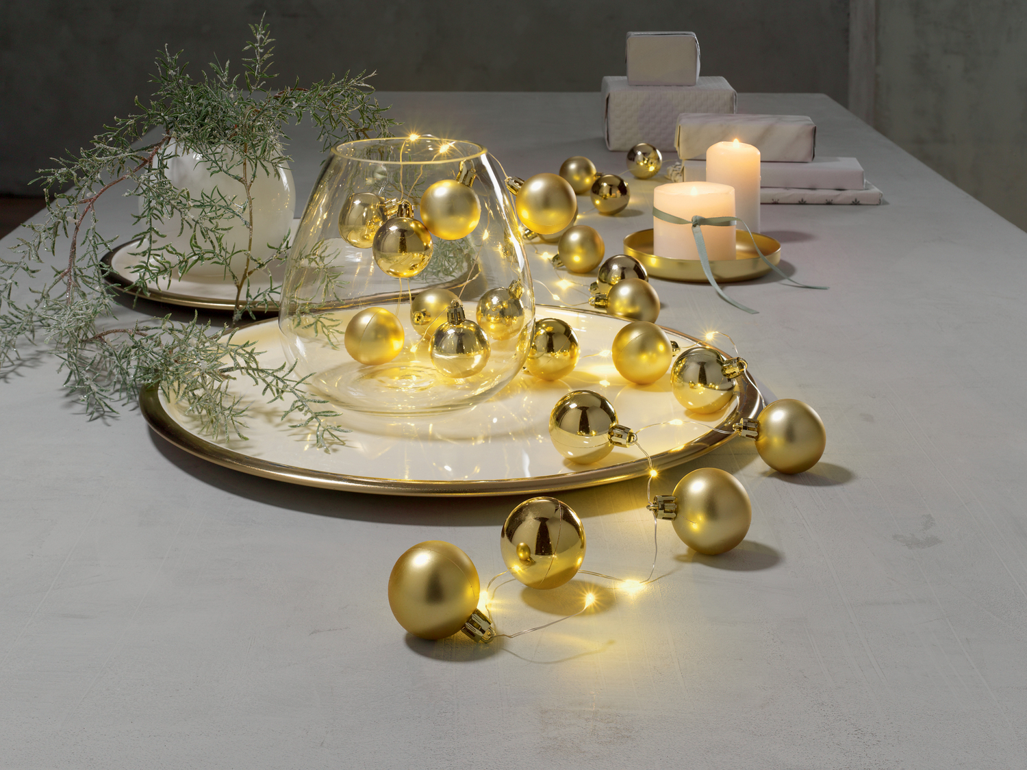 Catena luminosa LED con palline natalizie Livarno, prezzo 9.99 &#8364; 
- 24 ...