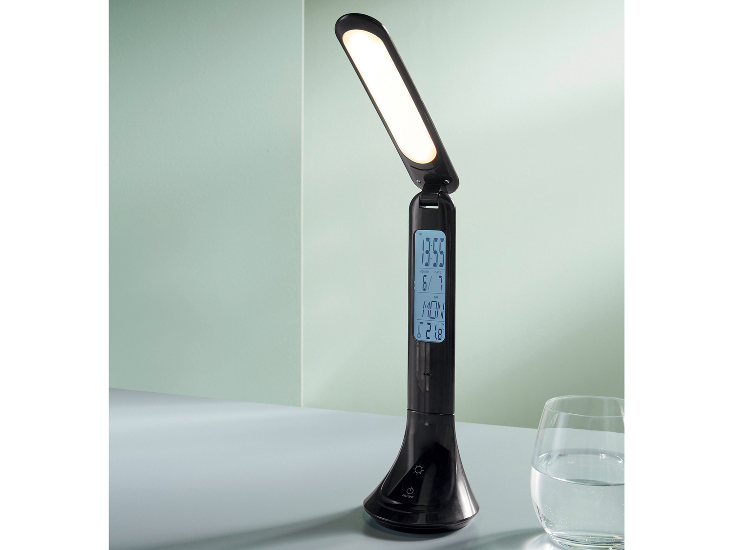 Lampada LED da tavolo con orologio Livarno Lux, prezzo 11.99 &#8364; 
- Con ...